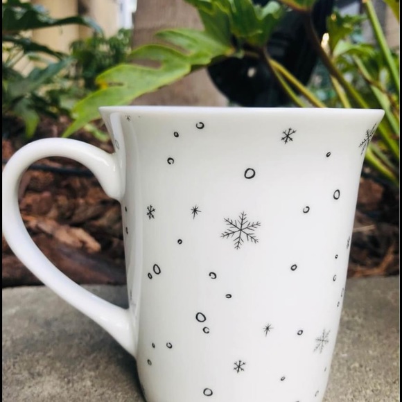 Porcelain Snowflake Christmas WINNIE THE POOH Mug - Picture 4 of 6